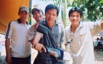 Thầy Tuấn (ở giữa) !